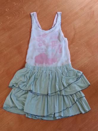 Šaty zaujímavého strihu., 152