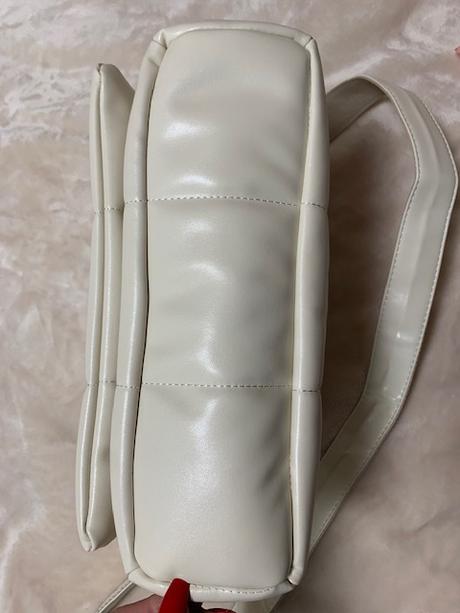 Prešívaná krémová kabelka s reťazou a popruhom,