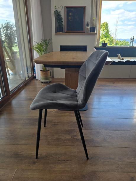 Rozkladací stôl + 5 sivých a 1 ružová stolička, 