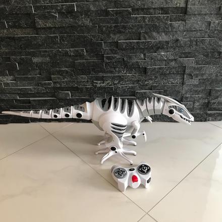 Chodiaci dinosaurus na diaľkové ovládanie,