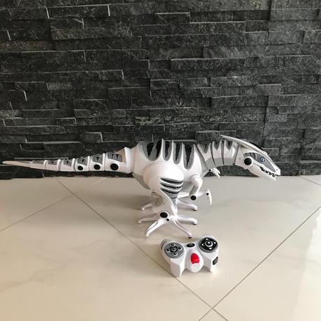 Chodiaci dinosaurus na diaľkové ovládanie,