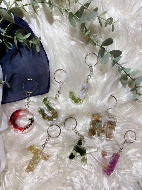 Ručne vyrobené živicové kľúčenky, 