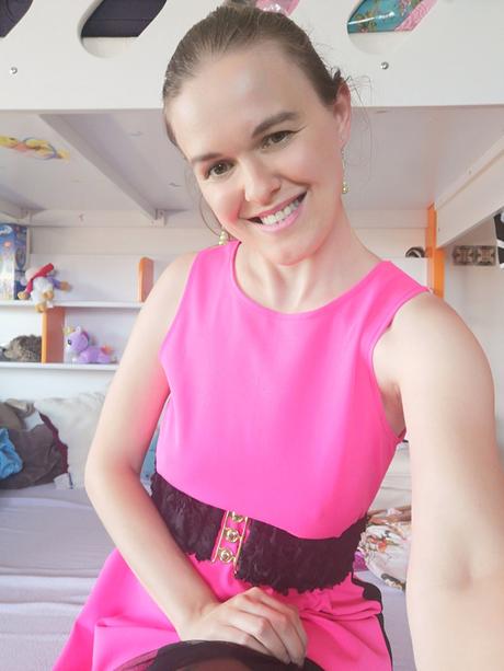 Extravagantné neónové šaty, 