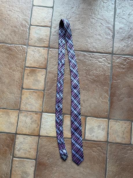 Ruzova tenká kravata,