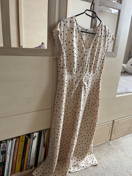 Bodkované šaty, 38