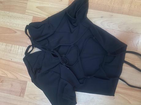 Crop top s holým chrbtom novy, m