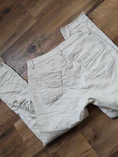 Roztrhané nohavice, 38