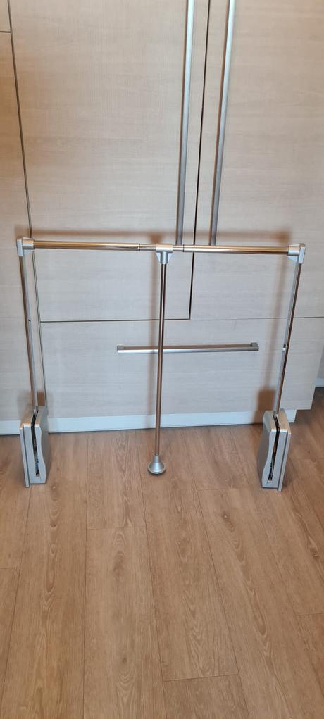 Sklopný vešiak do skrine, 