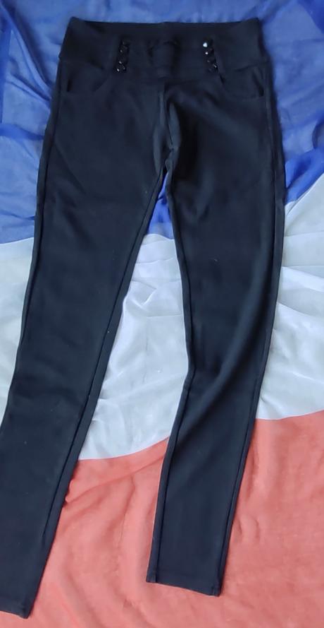 Čierne legíny s ozdobnými gombíkmi, m