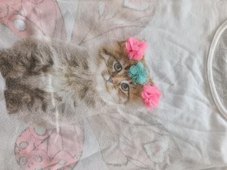 Krásne tričko s mačiatkom a kvietkami, 128