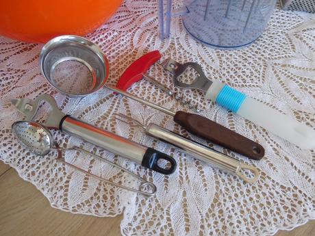 Ručný šľahač, plastové nadoby do kuchyne,, 