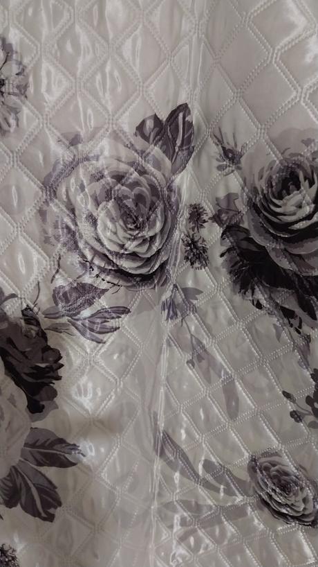 Prehoz na posteľ s krásnymi ružami, 