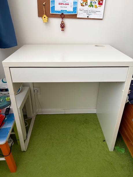 Písací stôl micke z ikea,