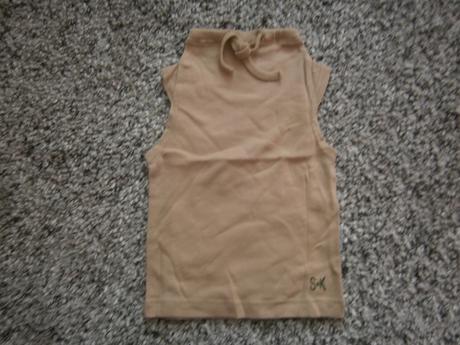 Nezvyčajné tričko, 104