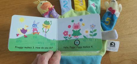 Prstove postavicky s knizkou na vyucbu cisiel v an, 