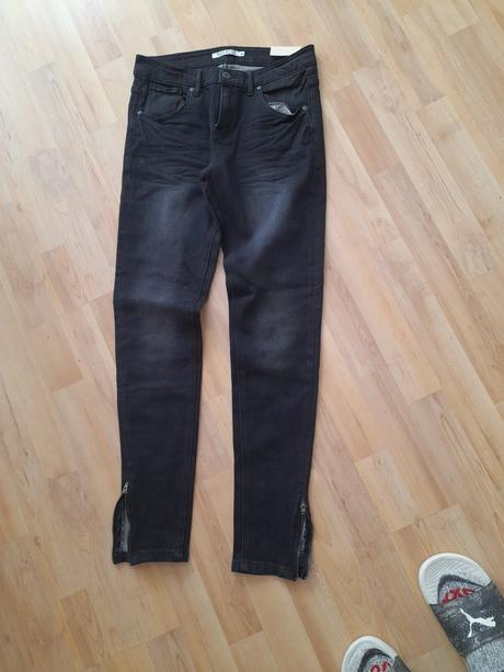 Kvalitné čierne rifle so zipsami na členkoch, 28