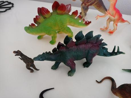 14 ks dinosaury rozne super stav,