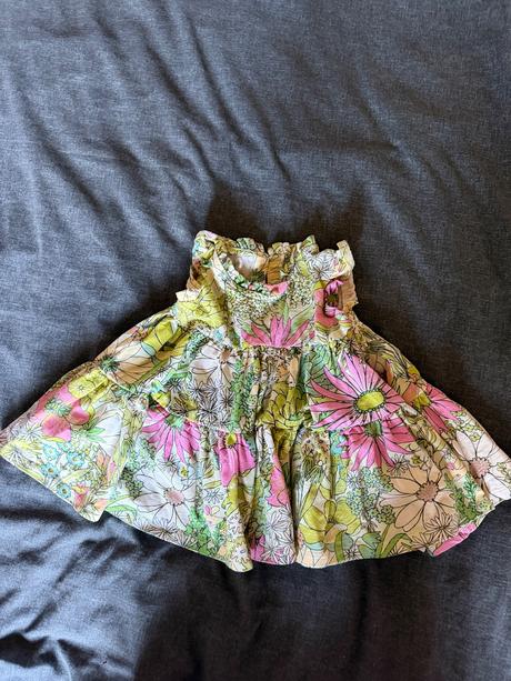 Balík oblečenia a hračiek pre dievčatko, 