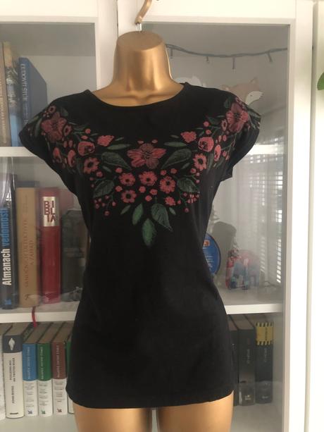 Čierne tričko s kvietkami, 38