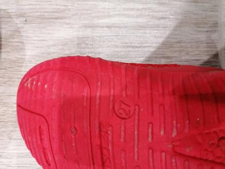 Červené tenisky, 27