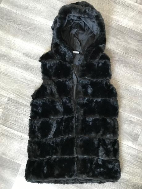Dlhšia kožušinková vesta s kapucňou, s