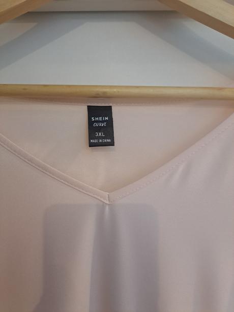 Bledoružové šaty, 48