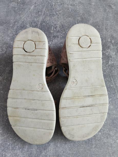 Sandálky, lasocki,29