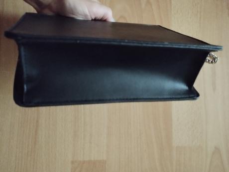 Čierna vyšívaná kabelka, 