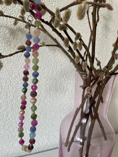 Nahrdelnik z farebnych koralok, 