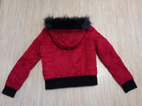 Červená bunda s kapucou, 140