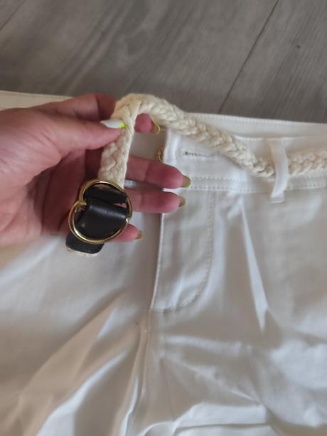 Kraťasy elegantné s opaskom ešte sú s vysačkou, s