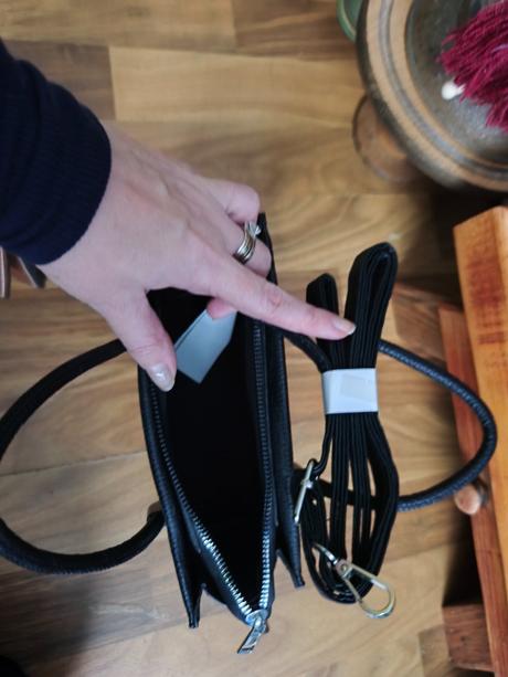 Malá čierna kabelka,