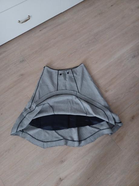 Príjemná elegantná sukňa, 40