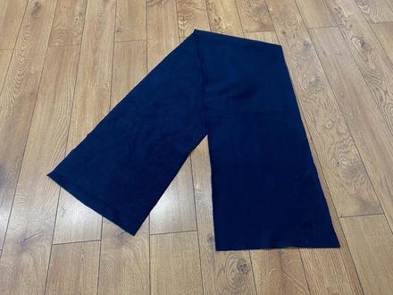 Tmavomodrý teplý šál,