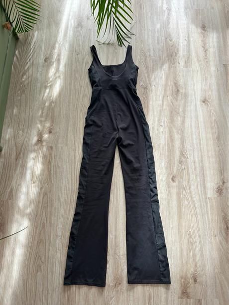 Štýlový športový overal značky oysho, pc 56 eur, s