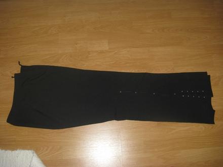 Čierne rozšírené nohavice s cvokmi a otvormi v. 42, 42