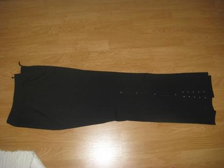 Čierne rozšírené nohavice s cvokmi a otvormi v. 42, 42