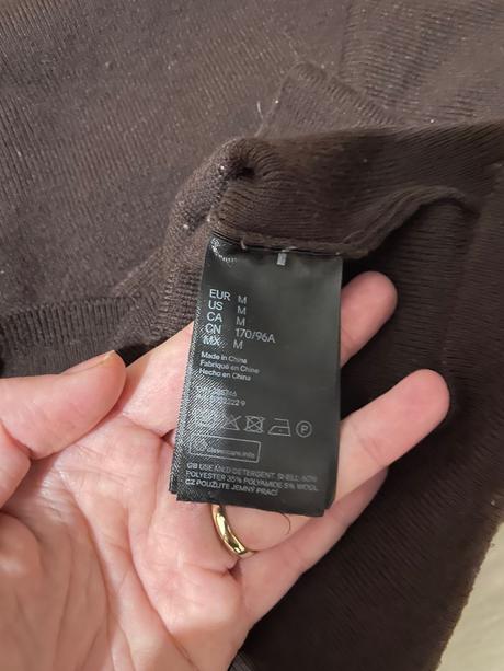 Hnedy svetrik s veckovym vystrihom, h&m,m