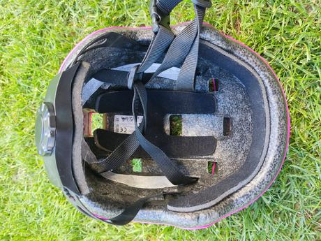 Kolieskové korčule a prilba, 26