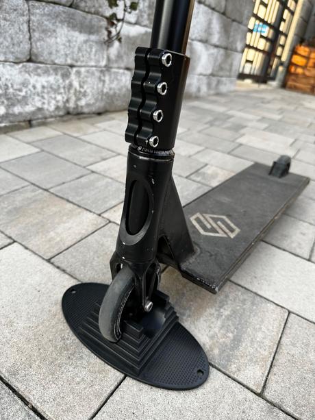 Kolobežka freestyle striker gravis l black, 