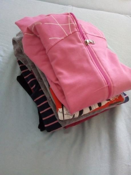 Balík oblečenia s, s