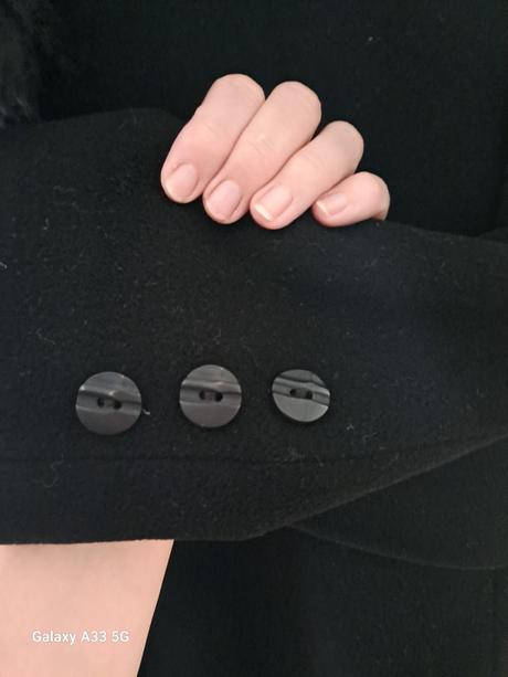 Čierny kabát č.42, 42