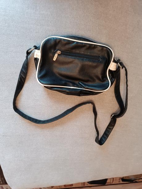 Kabelka cez plece, 