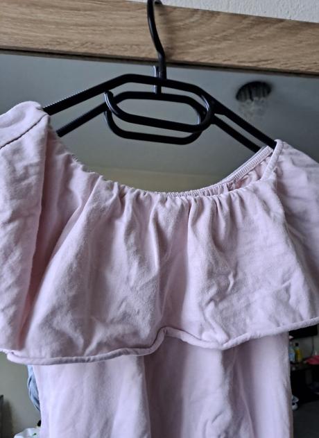 Šaty s odhalenym ramenom, s