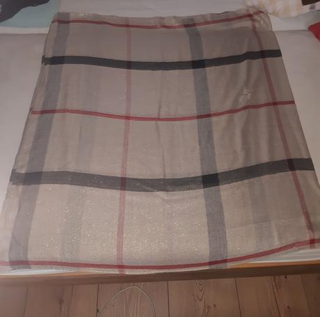 Krásny pretkany zlatymi niťami 5,90, druhý 3,90, 86