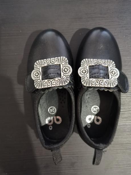 Čierne topánočky s prackou, 23