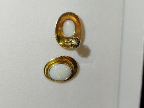 Zlaté náušnice s opalom,