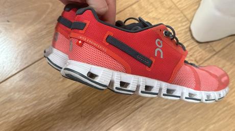 On cloud tenisky, 37