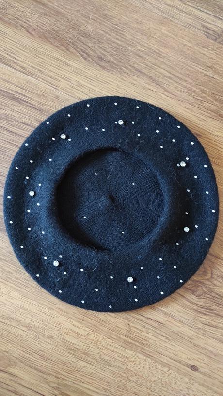 Dámska baretka s kamienkami,