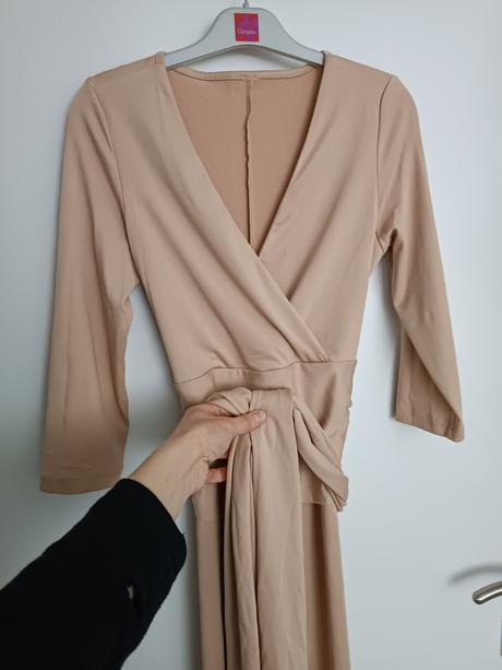 Bèžovè midišaty, 36